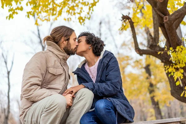 Ragazzo con una ragazza afro-americana innamorata in autunno parco passeggiata al tramonto — Foto Stock