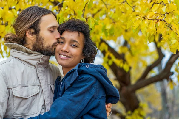 Chlap s africkou americkou dívkou v lásce v podzimním parku procházka při západu slunce — Stock fotografie