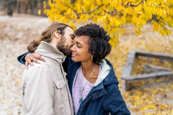 一个在秋天的公园里和一个恋爱中的非洲裔美国女孩在日落时散步的家伙 — 图库照片