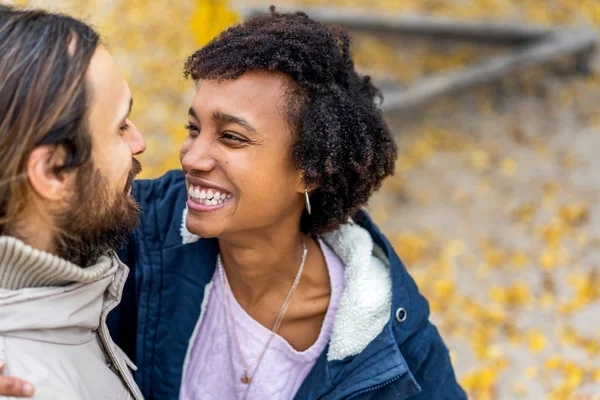 Ένας τύπος με μια Αφροαμερικανή ερωτευμένη στο φθινοπωρινό πάρκο περπατούσε το ηλιοβασίλεμα. — Φωτογραφία Αρχείου
