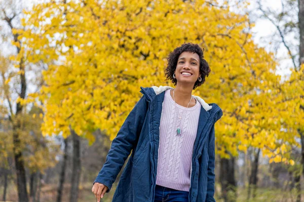 Afro-Mädchen im Herbst Park im Freien lächelt — Stockfoto