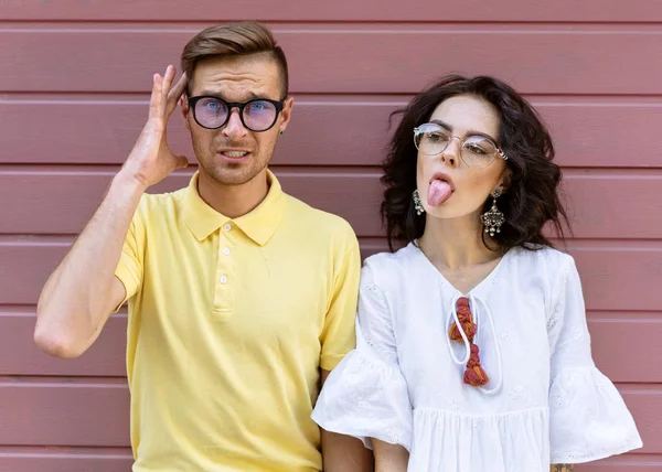 Casal na moda jovem em fundo rosa — Fotografia de Stock