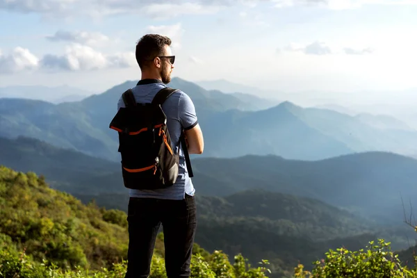 Tourist guy stands on the edge of the mountains in thailand — Stock Photo, Image