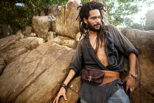 Tipo guapo con rastas en una isla en Tailandia —  Fotos de Stock