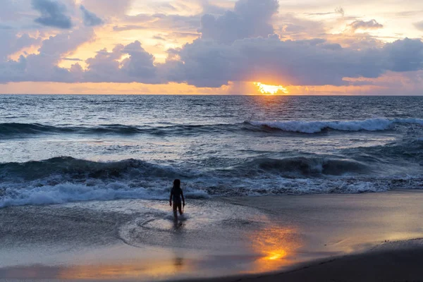 Petit garçon près de l'océan au coucher du soleil — Photo