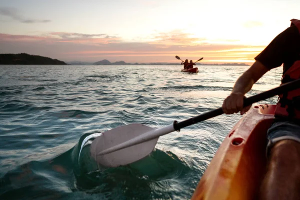 Vista Posteriore Kayaker Uomo Pagaia Kayak Tramonto Mare Kayak Canoa — Foto Stock