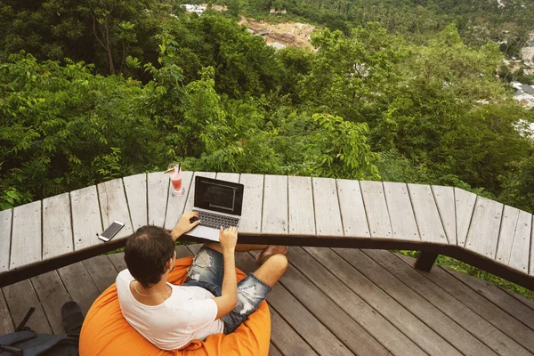 Ragazzo Freelancer Siede Lavorare Con Vista Isola Thailandia — Foto Stock