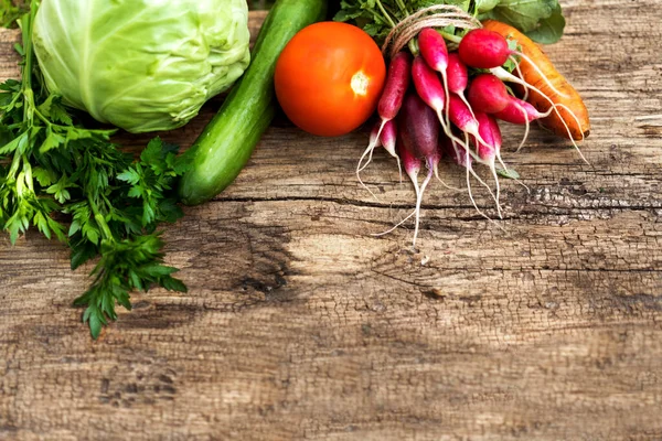 Expositie Van Verse Biologische Groenten Houtafval Tomaten Kool Radijs Komkommer — Stockfoto