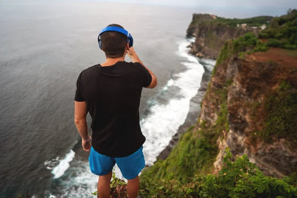 Man Hoofdtelefoon Staat Een Klif Bij Oceaan Bij Zonsondergang Bali — Stockfoto