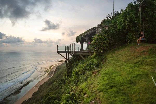 Chlap Sedí Houpačce Útesu Oceánu Při Západu Slunce Bali — Stock fotografie