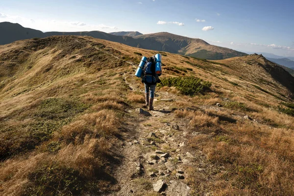 Wandelaars Gaan Bergen Tijdens Een Zonsondergang Wandeling Ecotoerisme — Stockfoto