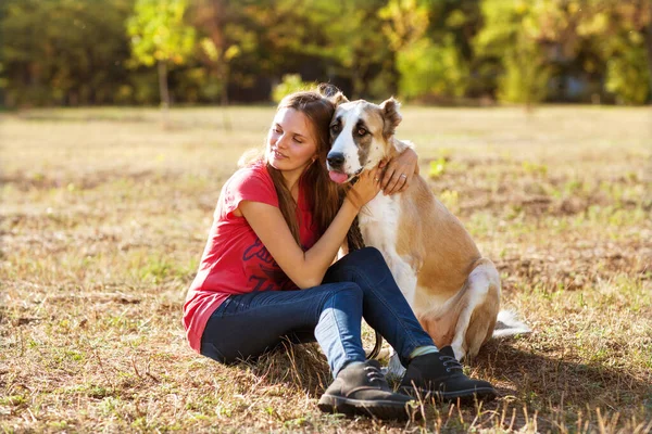 Flicka Med Sin Centralasiatiska Herde Hund Höst Solig Park — Stockfoto