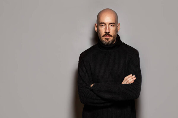 Retrato Moda Hombre Años Edad Pie Sobre Fondo Gris Claro — Foto de Stock