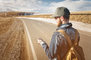 Karlı dağda bir pusula kullanan yenilikçi adam