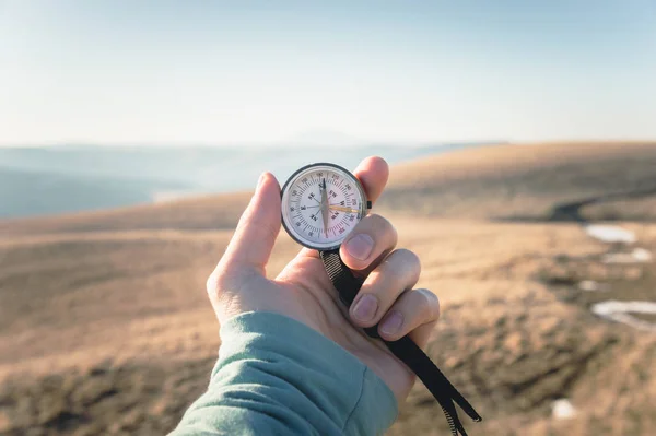Kompas in de Hand natuurlijke achtergrond. Vintage Toon — Stockfoto