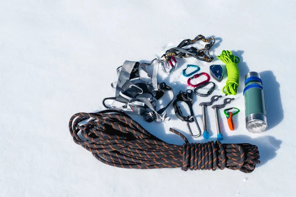 Primer plano del equipo de escalada de invierno en nieve fresca en un día soleado. Carabinas con un gazebo de cuerda y zhumar, así como otras adaptaciones al practicar montañismo de invierno — Foto de Stock