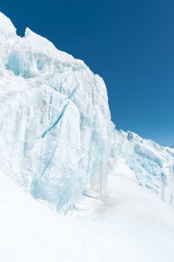 Bir büyük karla kaplı buzul yüksek dağlarda Kafkas Dağları ve mavi gökyüzü arka planı