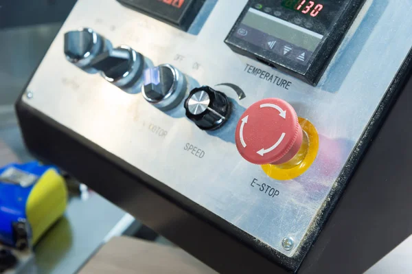 Close-up Pantalla técnica en el panel de control con electrodomésticos, retroiluminación — Foto de Stock
