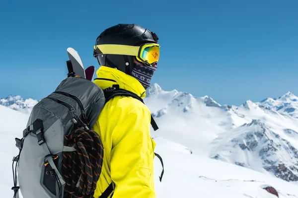 Sciare. Ritratto di sciatore professionista sullo sfondo delle montagne innevate Alpi italiane, Europa . — Foto Stock