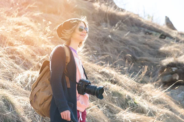 여자 hipster-dslr 카메라와 함께 사진 작가 자연에는 카메라와 함께 선글라스에 세련 된 소녀 — 스톡 사진