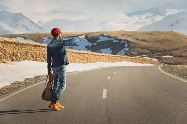 Turismo e persone concetto elegante hipster a piedi lungo la strada di campagna all'aperto e puntare il dito contro qualcosa — Foto Stock