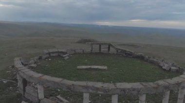 Sonrası yayın çerçeveleri harap Antik Amfitiyatro yüksek dağlarda overflew. Yörünge uçmak. 4 k 100mpts. Wrapabort yayına alınan