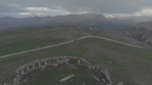 Die nachträglichen Bilder überflogen das zerstörte antike Amphitheater hoch oben in den Bergen. fliegen über die Umlaufbahn. 4k 100mpts. Mavik-Luft aufgenommen — Stockvideo