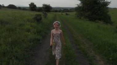 Neşeli genç kız çıplak ayakla bir ülke yolda yürürken. Hava viewl. 4 k wrapabort yayına alınan 100kbps