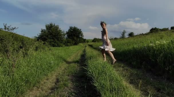 Jovencita alegre caminando descalza en un camino rural. Tomado en Mavik Air 4k 100kbps — Vídeos de Stock