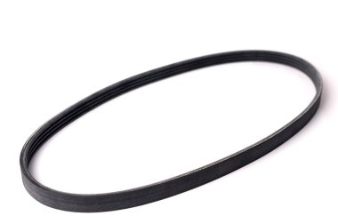 Yeni araba alternatör kemer beyaz arka plan üzerinde izole.