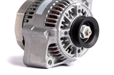 Yeni araba güç jeneratörü, beyaz arka plan üzerinde izole. Arabanın motoru detayları.