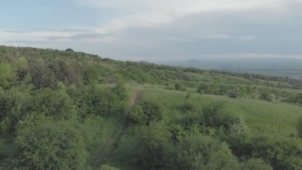 Let nad venkovské silnici s kamerou na obzoru. Video je záběr na 100mvps Mavik Air 4k — Stock video