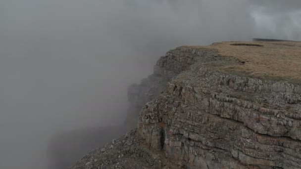 Flight over the cliffs of the edge of the plateau in the northern Caucasus. The boundary of the cloud on the precipice. Taken on Mavik Air 4k 100mbps — Stock Video
