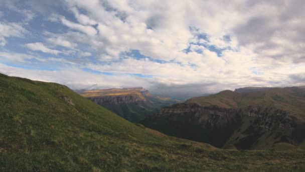 El movimiento de las nubes sobre las mesetas montañosas y los valles del Cáucaso septentrional. 4K. Fotografiado en GoPro 6 — Vídeos de Stock