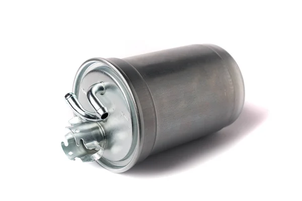 Sebuah filter bahan bakar baru tertutup dalam casing logam dengan inlet dan outlet pada garis bahan bakar pada latar belakang putih terisolasi — Stok Foto