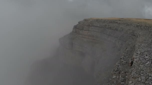 Voo sobre as falésias da borda do planalto no norte do Cáucaso. O limite da nuvem no precipício. Tomado em Mavik Air 4k 100mbps — Vídeo de Stock