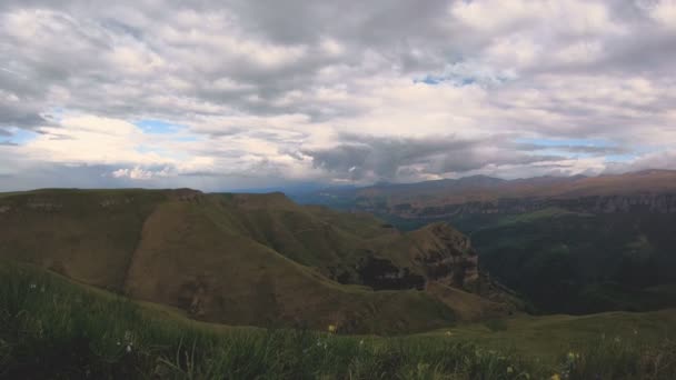 O movimento de nuvens sobre os planaltos montanhosos e vales no norte do Cáucaso. 4K. Fotografado em GoPro 6 — Vídeo de Stock