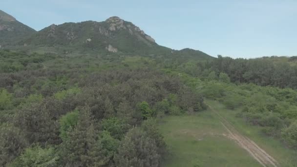 Vista aérea Vuelo sobre una carretera rural. 4K Hecho en Mavik Air 100kbps. Vistas a la montaña — Vídeos de Stock