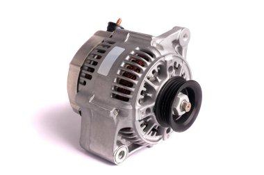 Yeni araba güç jeneratörü, beyaz arka plan üzerinde izole. Arabanın motoru detayları.