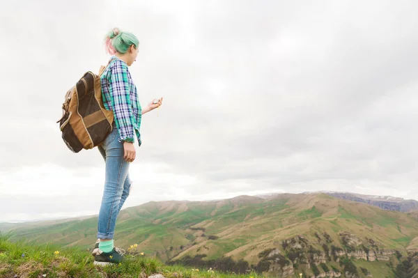 산에서 고원 배경에 나침반 서를 사용 하 여 다 색된 머리와 격자 무늬 셔츠에 hipster 여자 블로거 여행 — 스톡 사진