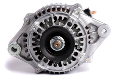 Yeni araba güç jeneratörü, beyaz arka plan üzerinde izole. Arabanın motoru detayları.