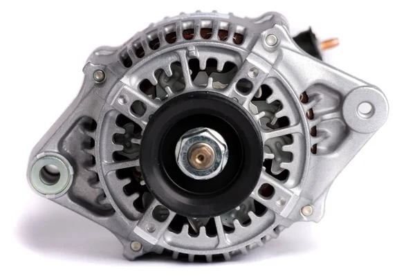 Yeni araba güç jeneratörü, beyaz arka plan üzerinde izole. Arabanın motoru detayları.