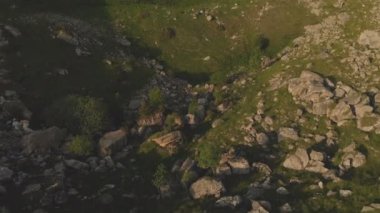 Uçuş boyunca platonun Kuzey Kafkasya'da epik uçurumun dibinde kayalık uçurum. 100 MB/sn 4 k içinde taş olan hava fotoğrafçılığı uçuş yeşil alanlar üzerinde mayınları