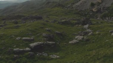 Uçuş boyunca platonun Kuzey Kafkasya'da epik uçurumun dibinde kayalık uçurum. 100 MB/sn 4 k içinde taş olan hava fotoğrafçılığı uçuş yeşil alanlar üzerinde mayınları