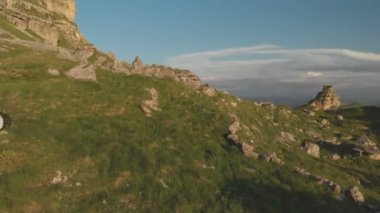 Uçuş boyunca platonun Kuzey Kafkasya'da epik uçurumun dibinde kayalık uçurum. 100 MB/sn 4 k içinde taş olan hava fotoğrafçılığı uçuş yeşil alanlar üzerinde mayınları