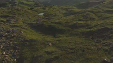 Yukarıdan bir görünümü üzerinde yüksek bir uçurumun dibinde büyük taşlarla mayınları bir vadi. Gün batımı panoramada Kafkasya bir dönüş ile. 4 k 100mbps epik yerinde inceleme