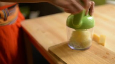 Ahşap bir masa üzerine saydam bir cam ile özel mekanik rende içinde peynir bir genç kız losyonları