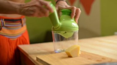 Ahşap bir masa üzerine saydam bir cam ile özel mekanik rende içinde peynir bir genç kız losyonları