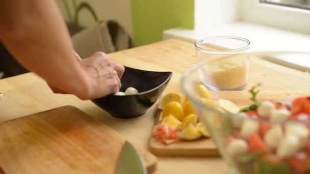 Chica cocinando rollos César con pan plano, pollo, queso, ensalada y tomates — Vídeos de Stock