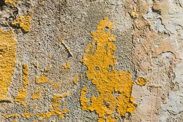 Textured grunge background. Volumetric plastered wall with a multilayer cracked coating. Orange chips on the whitewashed wall. Grunge texture with a deep pattern — Stock Photo, Image